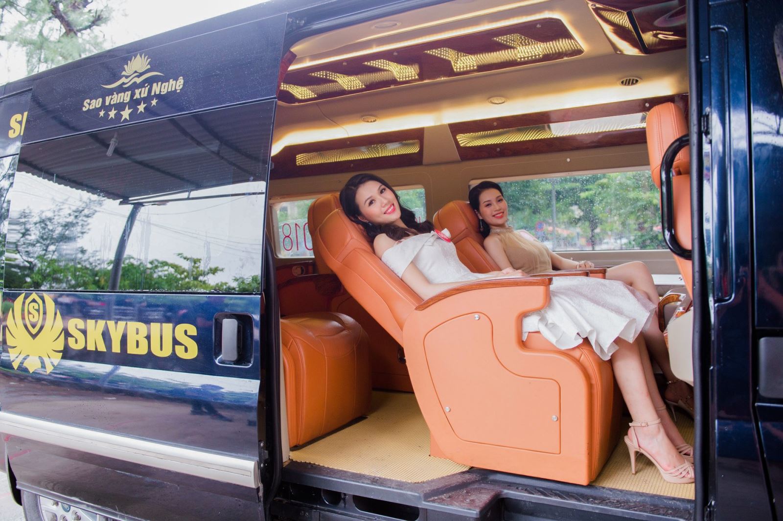 giá thuê xe limousine 9 chỗ