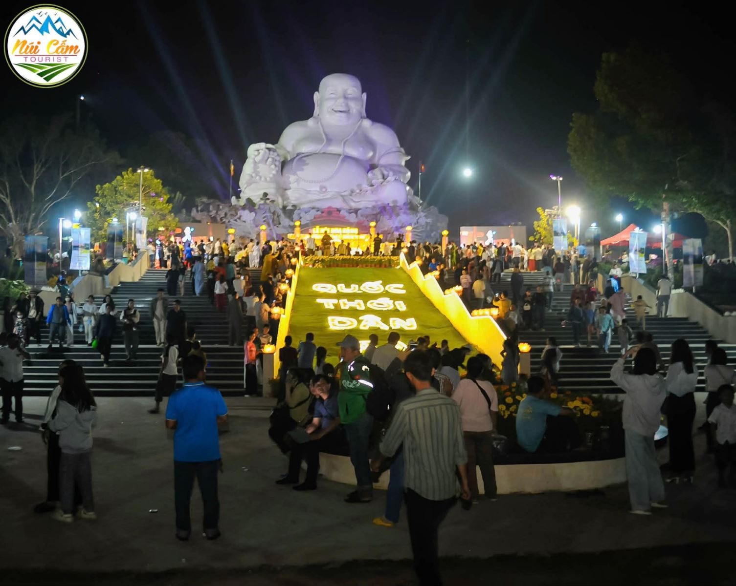 lễ hội thả hoa đăng thiên cấm