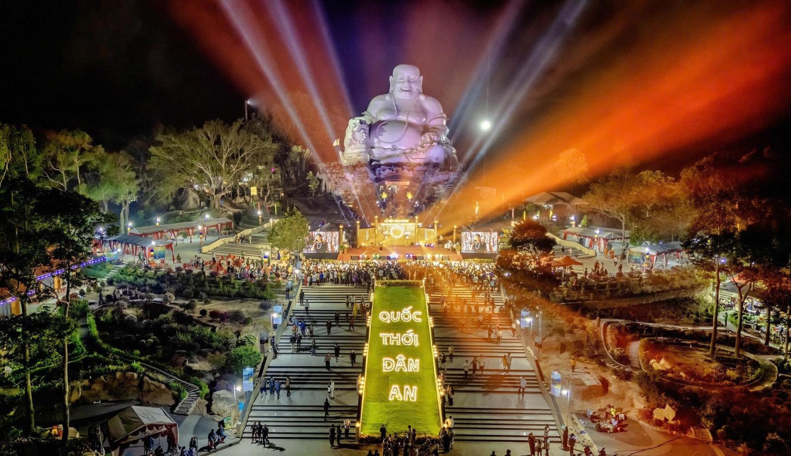 lễ hội thả hoa đăng thiên cấm