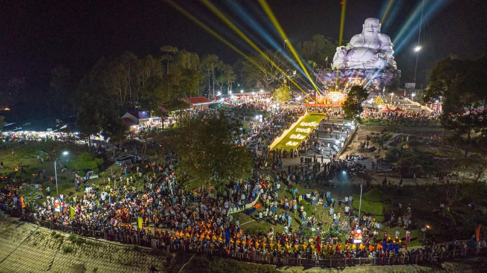 lễ hội thả hoa đăng thiên cấm