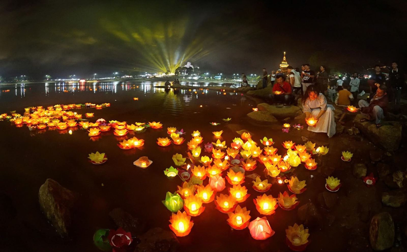 lễ hội thả hoa đăng thiên cấm